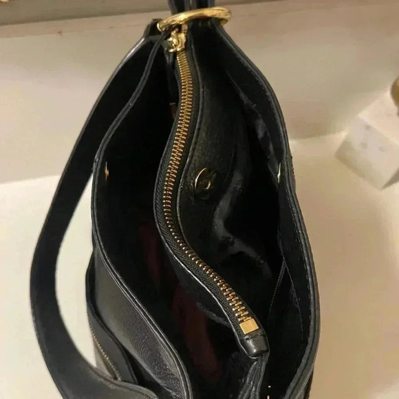 Michael Kors Black Leather Shoulder bag with Gold Hardware Zipper - Picture 9 of 16